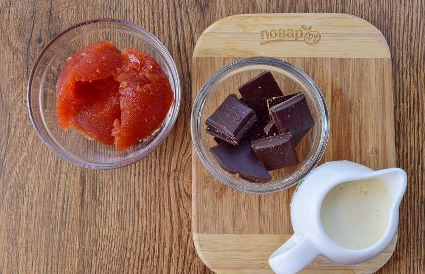 1. Этап. Ишльское пирожное (Ischler Törtchen): Подготовьте ингредиенты для прослойки и глазури. Шоколад поломайте на кусочки, поместите в кастрюльку с двойным дном, добавьте сливки. На медленном огне растопите до однородности, снимите с огня.