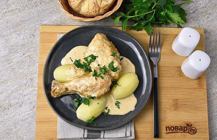 1. Этап. Куриные ножки в сливочном соусе: Подавайте куриные ножки в сливочном соусе горячими, с гарниром по выбору, украсив свежей зеленью.