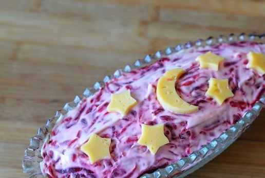 1. Этап. Салат Рождественская ночь: Смазываем свеклу майонезом. Украшаем салат на своё усмотрение в новогодней тематике. Я сделала вырубкой из сыра 