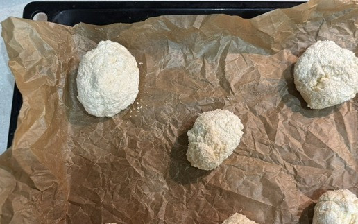 1. Этап. Творожные ватрушки на творожном тесте: Противень застелить пергаментом. Из теста сформировать творожные колобки. Выложить на противень