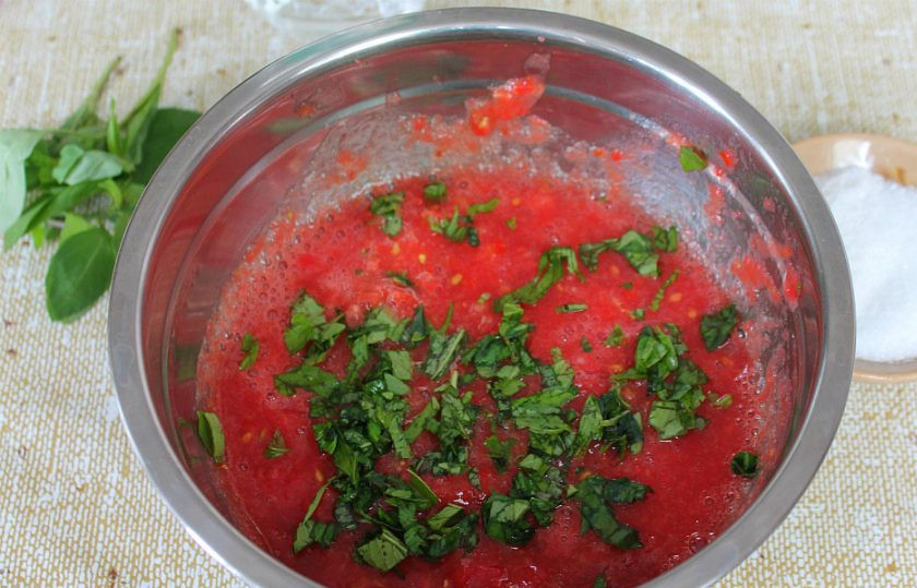 1. Этап. Аджика из помидоров без варки: Добавляем мелко нарезанные листочки базилика.