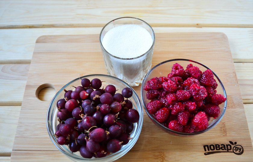 1. Этап. Варенье из крыжовника и малины: Подготовьте все необходимые ингредиенты. Крыжовник хорошо промойте, удалите хвостики и плодоножки.