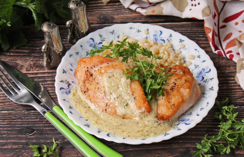 1. Этап. Куриная грудка с эстрагоном: Готовую грудку переложите на тарелку, добавьте соус и подавайте с любым гарниром. Приятного аппетита!