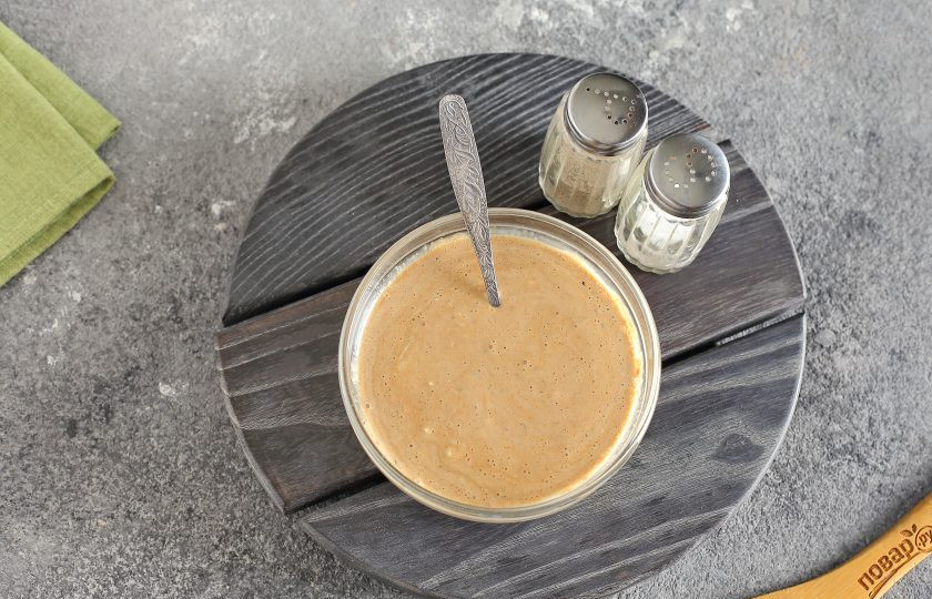 1. Этап. Маринад для шампиньонов на мангале: Влейте соевый соус и все перемешайте. Маринад готов.