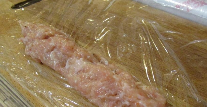1. Этап. Фарш из курицы: Вымешайте фарш. Храните его в холодильнике или морозильнике в пищевой плёнке.