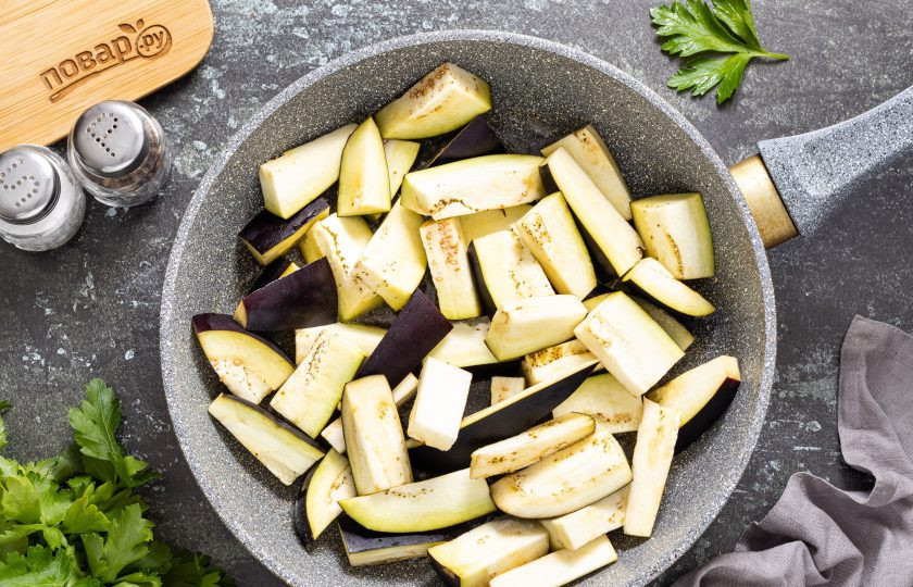 1. Этап. Баклажаны по-сычуаньски: Хорошо разогрейте сковороду с растительным маслом на температуре чуть выше среднего. Выложите баклажан.