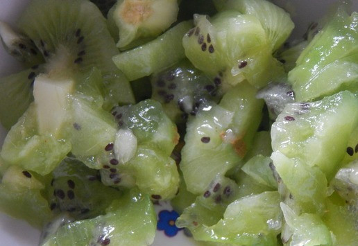 1. Этап. Блины с сальсой из киви: Киви мелко порезать.