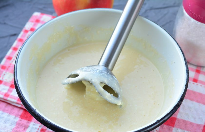 1. Этап. Пудинг для детей: Взбейте творожную массу погружным блендером, чтобы не было комочков.