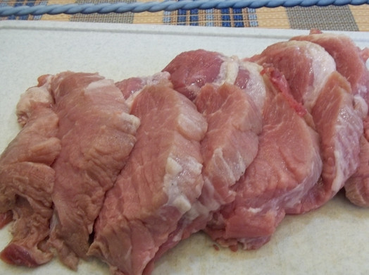 1. Этап. Французские отбивные из свинины в духовке: 8. Кусок свинины мою и нарезаю кусочками около 1-1,5 сантиметров в толщину.