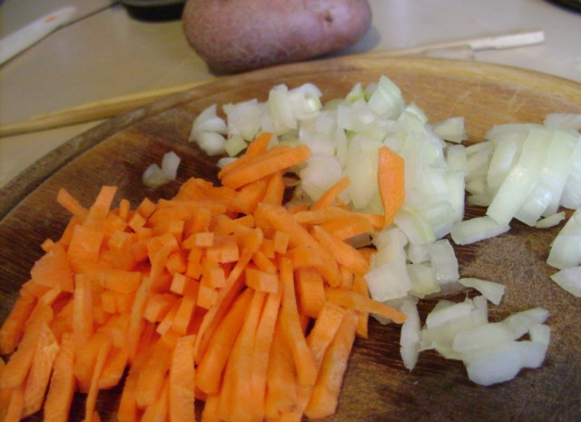 1. Этап. Грибной суп из белых замороженных грибов: Лук и морковь почистите и нашинкуйте.