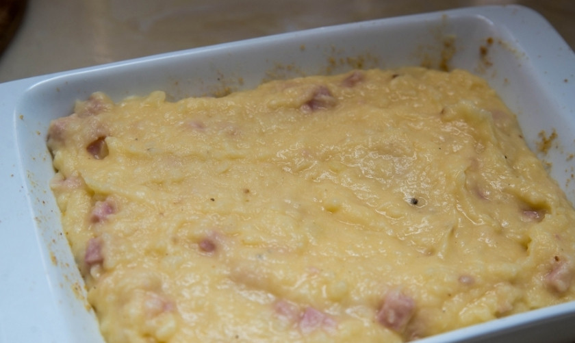 1. Этап. Запеканка с колбасой и сыром: Разогреваем духовку до 160 градусов. В форму для выпекания вкладываем нашу смесь и отправляем запекаться на 30 минут. Готовность проверяем зубочисткой.