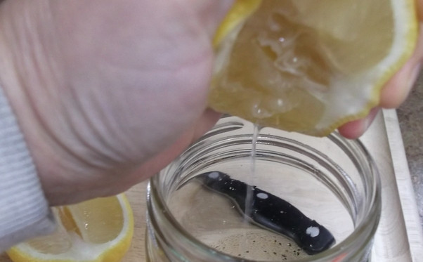 1. Этап. Cалат Цезарь: В баночку кладем чеснок, добавляем лимонный сок и острый соус по вкусу.