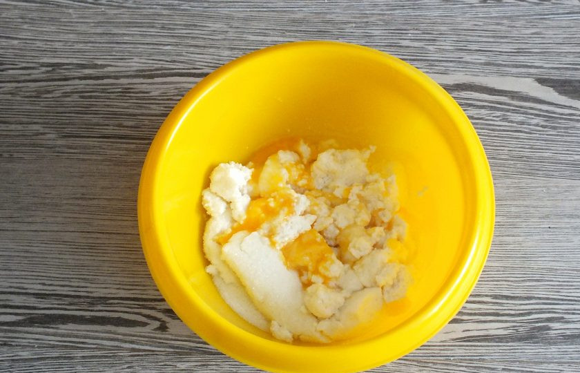 1. Этап. Дучмак с творогом: Пока подходит тесто, сделайте начинку. В чаше смешайте творог, 4 ст.л. сахара и яйцо.