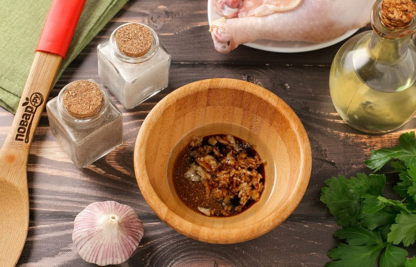 1. Этап. Курица, жареная в соевом соусе: Приготовьте соус. Соедините соевый соус, растительное масло, давленый чеснок, имбирь, молотый перец и соль по вкусу. Перемешайте.