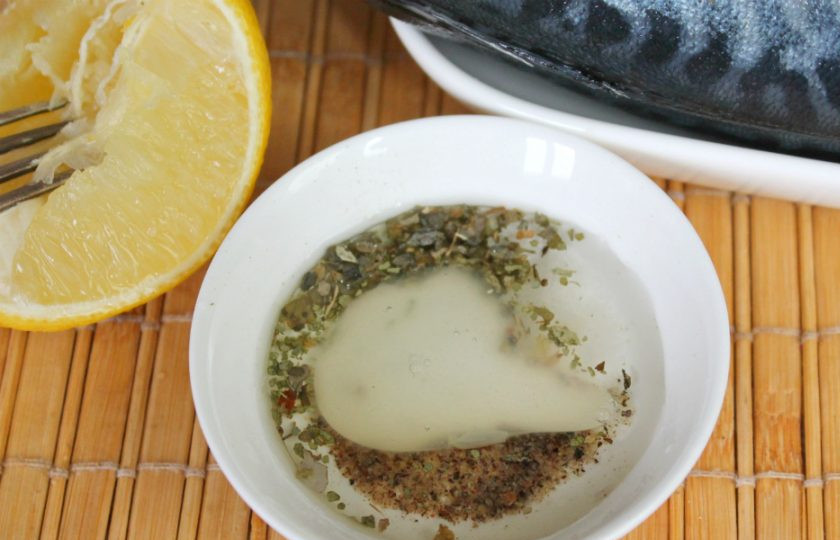 1. Этап. Скумбрия под маринадом в духовке: Добавляем сок лимона и перемешиваем.