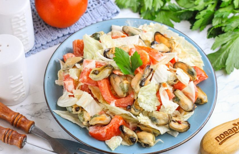 1. Этап. Салат с мидиями и помидорами: Выложите салат с мидиями и помидорами на тарелку и подайте к столу сразу же после приготовления.