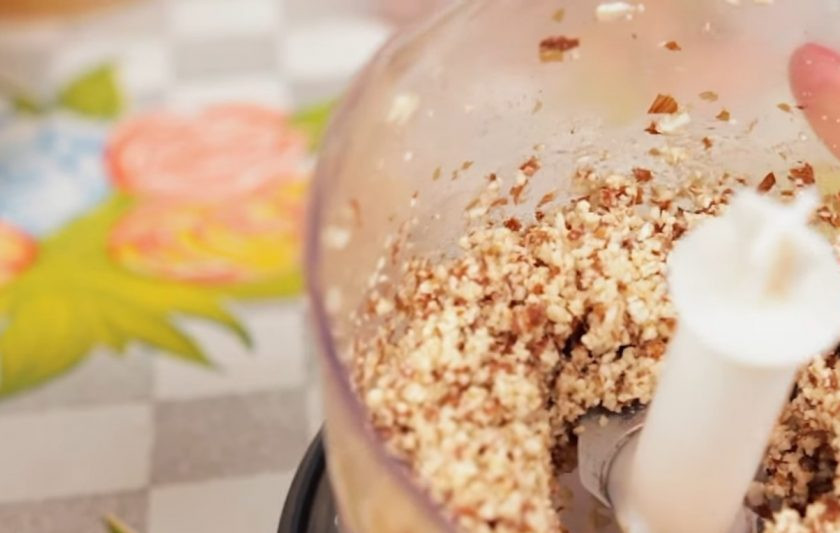 1. Этап. Кешью-кейк (чизкейк без выпечки): 1. Для приготовления первого слоя выложите в чашу блендера миндаль (вымоченный в воде примерно 4-5 часов) и финики. Также добавьте немного соли и корицу.