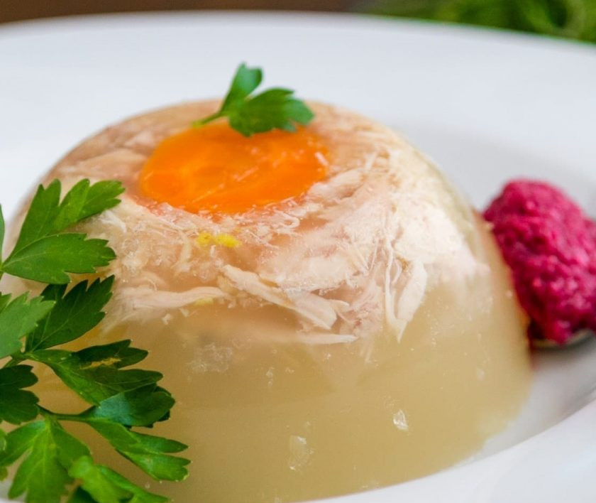 1. Этап. Холодец с курицей: 8. Отправьте холодец в холодильник на 5-8 часов, может быть и больше. Подавайте с хреном, приятного аппетита!