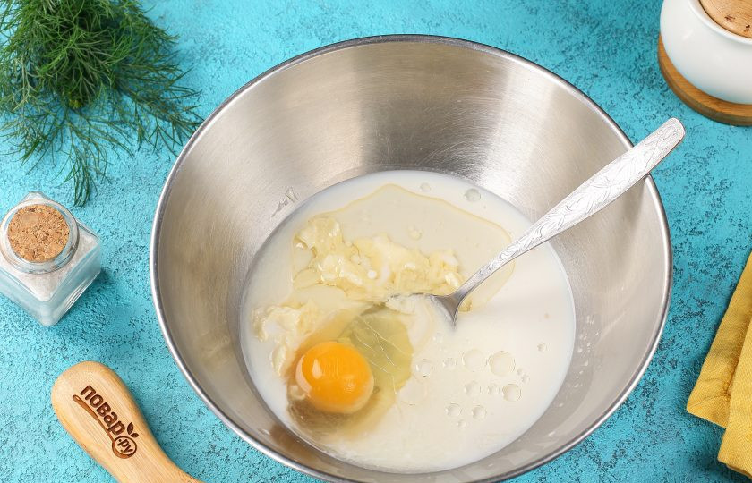 1. Этап. Пампушки с чесноком к борщу: Добавьте масло и яйцо.