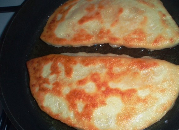 1. Этап. Плацинды с тыквой: 6. Жарим с обеих сторон на раскаленном растительном масле до румяного цвета.