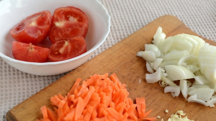 1. Этап. Говядина с подливкой: Все овощи помойте. Лук, чеснок и морковь почистите. Чеснок измельчите, лук нашинкуйте кубиками, морковь и помидор нарежьте кусочками.