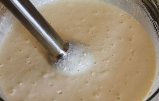 1. Этап. Творожная запеканка Нежная: 2. С помощью погружного блендера или миксера тщательно перемешайте до однородности. Добавьте разрыхлитель и просеянную муку. Еще раз перемешайте и выложите в жаропрочную форму, смазанную маслом и присыпанную мукой.