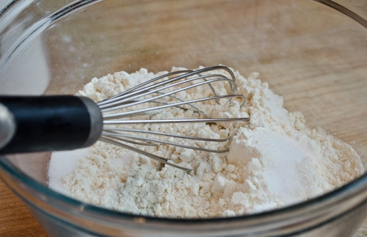 1. Этап. Банановые оладьи на молоке: 1. Для начала перемешайте в глубокой посуде муку, сахар, соль, разрыхлитель.