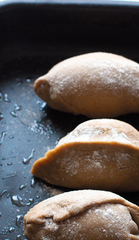 1. Этап. Кокурки на сметане: Выпекаем кокурки на смазанном жиром противне до готовности.