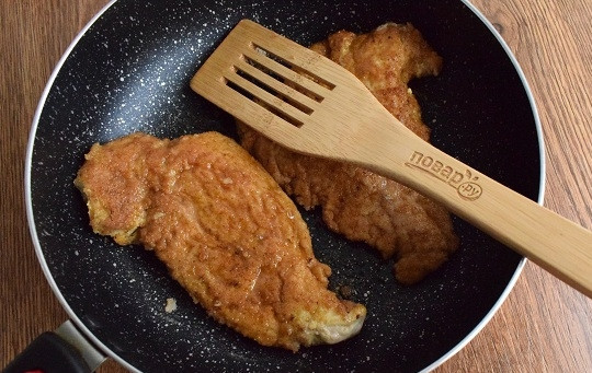 1. Этап. Курица по-итальянски в духовке: Разогрейте на сковороде оливковое масло. Яйца взбейте вилкой. Окуните грудки в яйцо, обваляйте в панировочных сухарях. Обжарьте с обеих сторон до румяной корочки, снимите со сковороды.