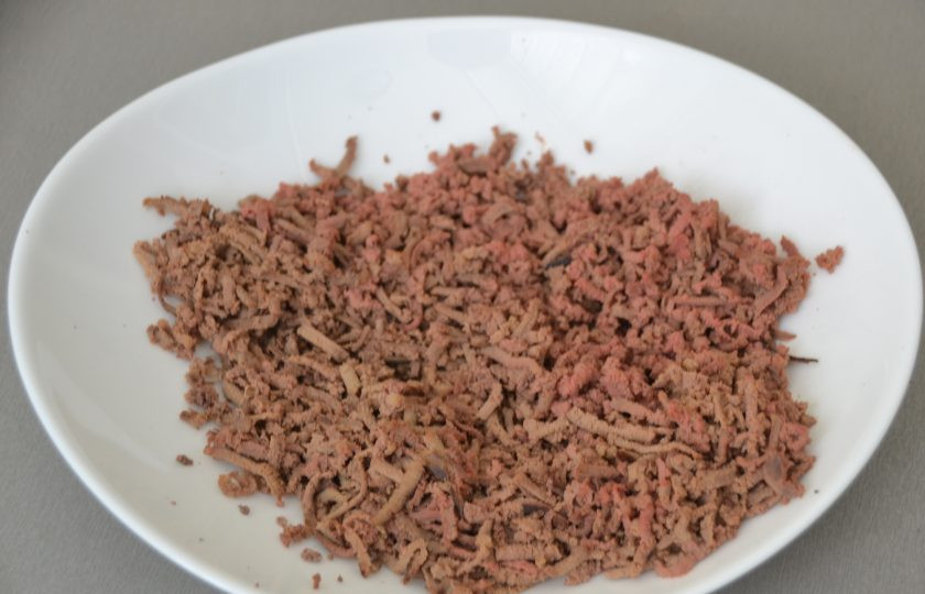 1. Этап. Салат из печени с яблоком: Отварную говяжью печень натрите на крупной терке.