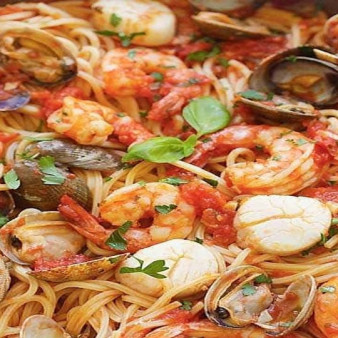 Спагетти с морепродуктами в томатном соусе