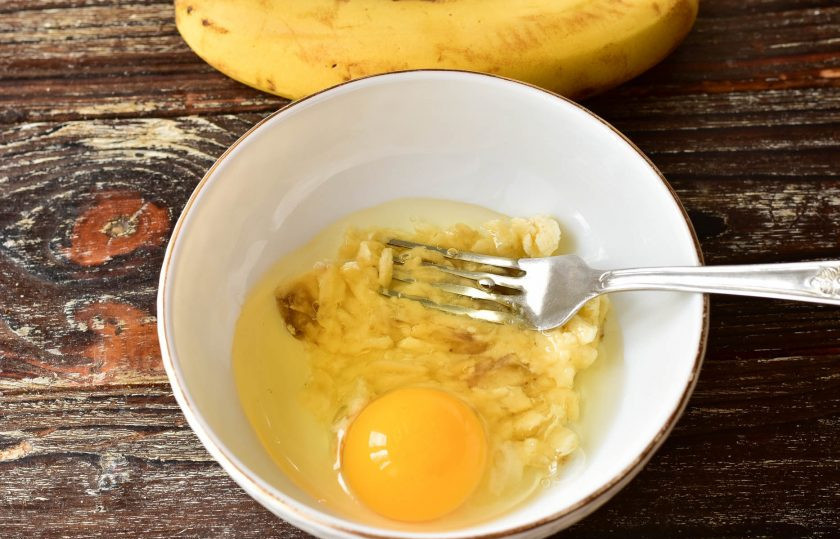1. Этап. Банановые оладьи на ряженке: Вбейте куриное яйцо.