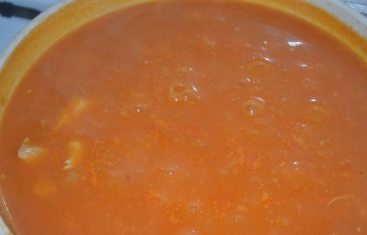 1. Этап. Гуляш из куриного филе: А теперь небольшими порциями начинаем добавлять воду. Налили немного воды - перемешали, опять налили воды — и снова перемешали. При таком способе добавления воды, мука у нас хорошо разойдется, а не схватится комочками. Воды нам нужно примерно полтора стакана.