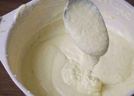 1. Этап. Кексики с кремом: Все ингредиенты тщательно перемешайте, чтобы комочков не было.