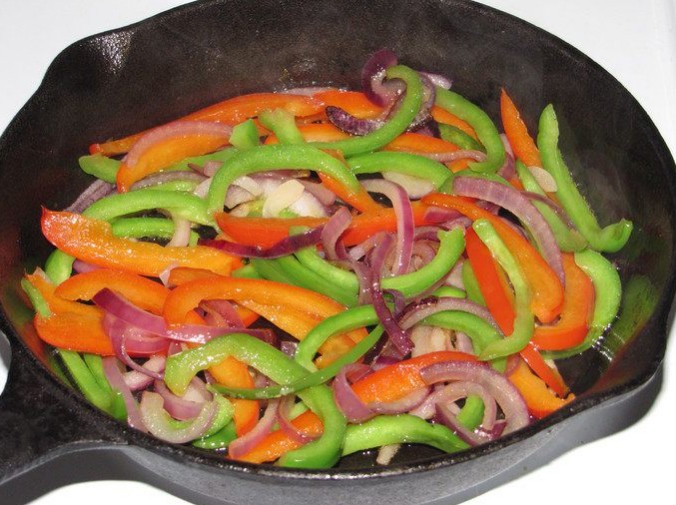 1. Stage. Chicken fajitas: Fry the vegetables in oil for 10 minutes until soft.