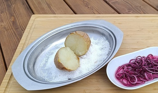 1. Этап. Закуска по-русски: Картофель испекся, лук замариновался.