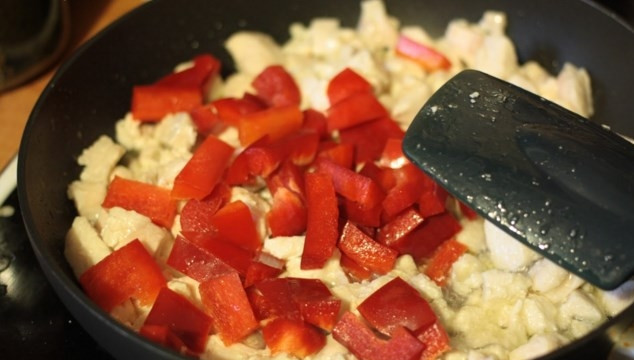 1. Этап. Курица в кисло-сладком соусе с рисом: Добавьте его к курице.