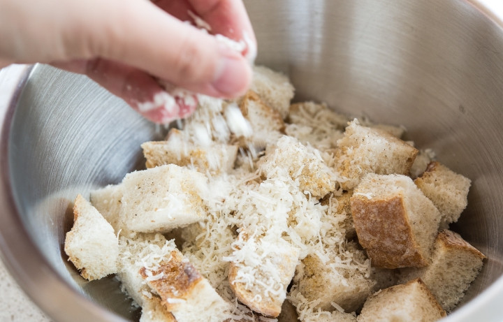 1. Этап. Сухарики для Цезаря: 4. Особую пикантность сухарикам придаст Пармезан. Добавьте пару горстей тертого сыра.