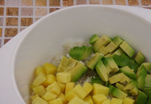 1. Этап. Салат с рисом, тунцом и манго: Авокадо и манго очистить, нарезать кубиками, выложить к рису.