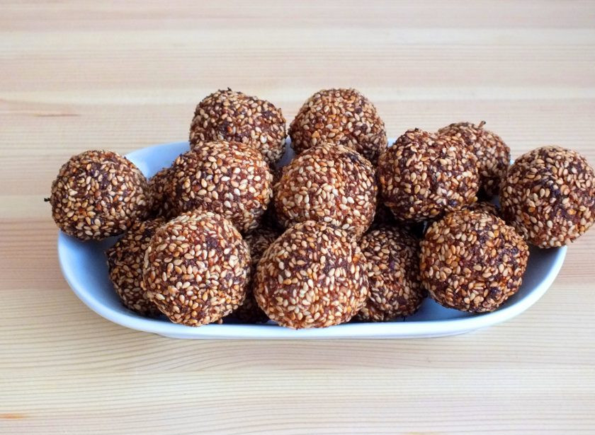 1. Этап. Кунжутное печенье без муки: Готовое печенье снимите с противня и охладите.