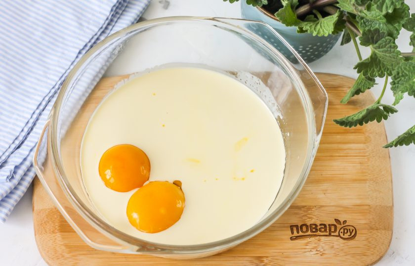 1. Этап. Имбирные пряники на жженом сахаре: В это время растопите сливочное масло или качественный маргарин в микроволновке либо на водяной бане, но не до кипения. Всыпьте в емкость с маслом 0,5 стакана сахарного песка, соль и добавьте желтки куриных яиц.