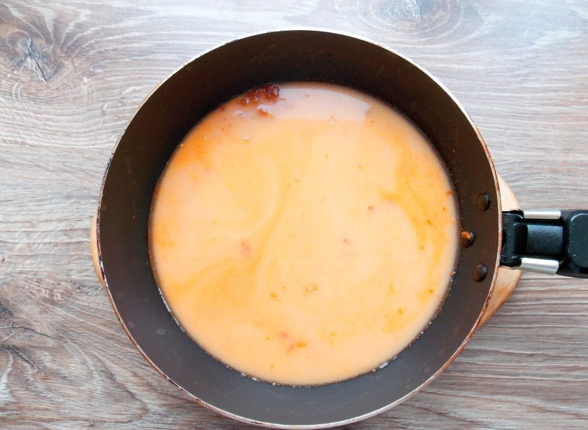 1. Этап. Сычуаньский соус: Продолжая мешать влейте куриный бульон с крахмалом.