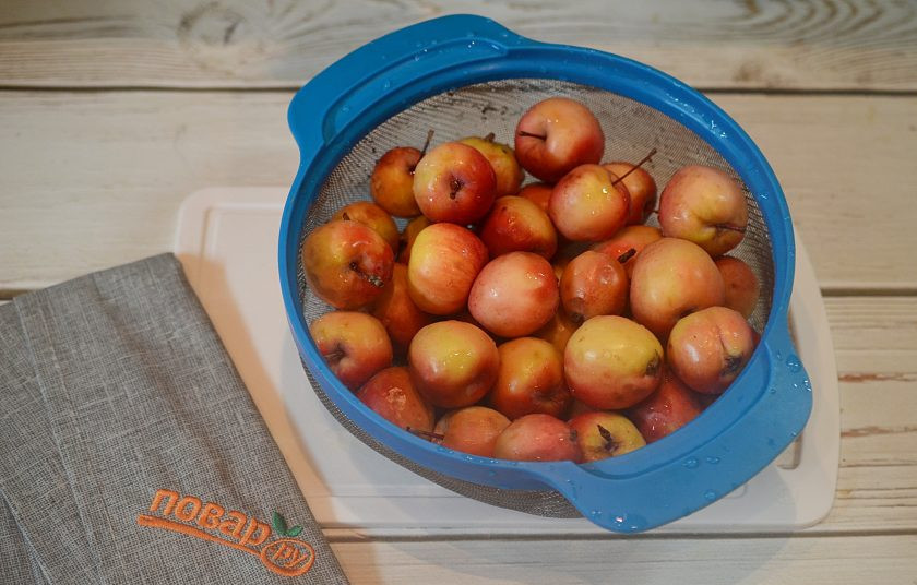 1. Этап. Варенье из золотой китайки: 1. Яблоки помойте и наколите в нескольких местах зубочисткой.