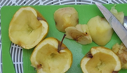 1. Этап. Запеченные яблоки с фаршем индейки: У слегка остывших яблок ножом или ложкой вынуть середину. Срезать мякоть вокруг семенной коробочки