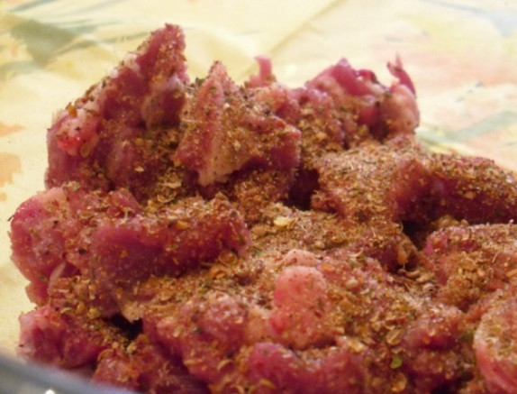 1. Этап. Вкусный суп из баранины: Баранину порежьте кусочками, посыпьте приправой для мяса, накройте пленкой и оставьте на 45 минут немного помариноваться.