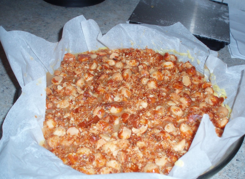 1. Этап. Творожный пирог Нежность: 3. Акуратно распределяем сверху 