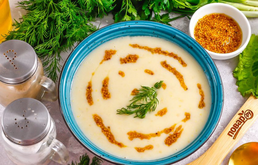 1. Этап. Горчичный суп: Перелейте суп в глубокую тарелку и выложите в него оставшуюся горчицу. Можно добавить измельченный поджаренный или копченый бекон, колбасу, отварное или запеченное мясо. Подайте к столу блюдо теплым.