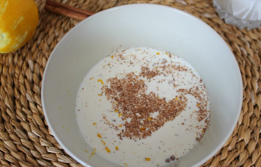 1. Этап. Десерт Силлабаб: Наливаем сливки.