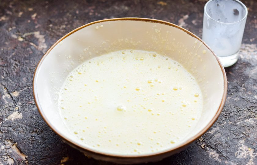 1. Этап. Шоколадные оладьи на молоке: Добавьте следом молоко и щепотку соли.