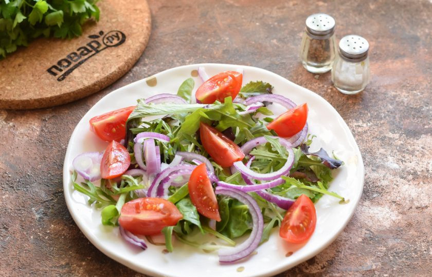 1. Этап. Салат из гребешков с рукколой: Помидоры черри нарежьте на 4 дольки. Добавьте черри в салат.